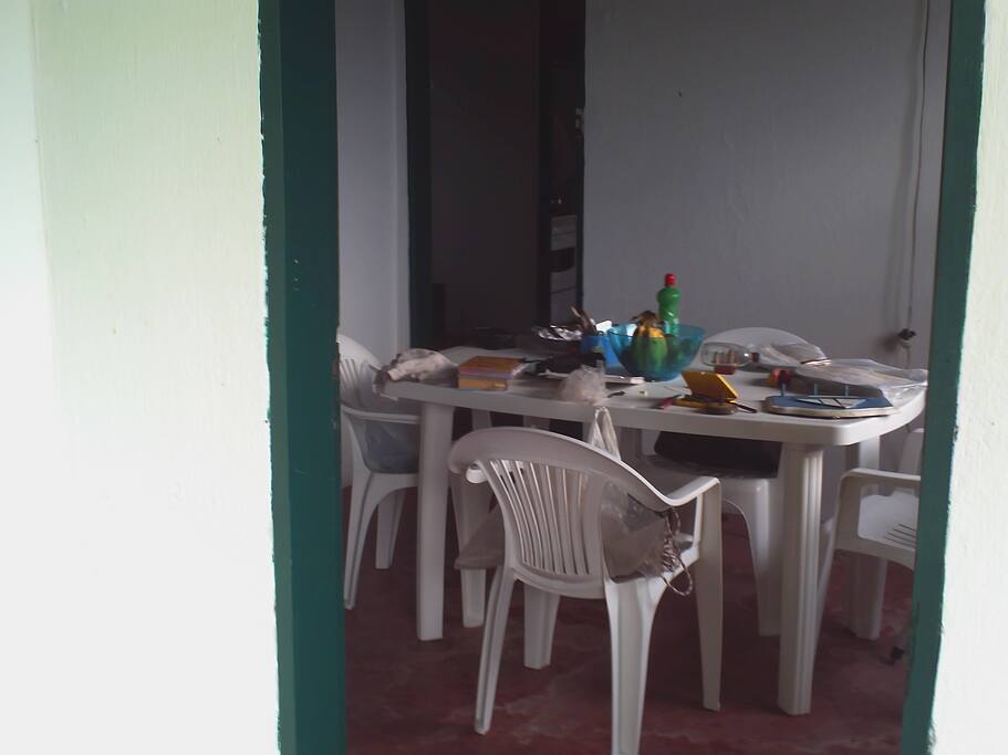 10
Ambiente simples alimentação feita pelos próprios usuários da casa, o visinho sr Celso poderia ou não dar refeições, melhor em Angra comprar os alimentos em supermercado e leva las para lá