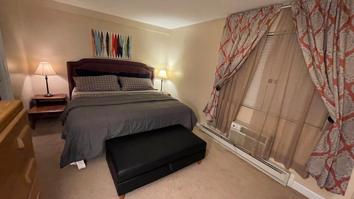  加大双人床，带套内卫生间  
-空调和暖气
-床单/毛巾
- 可寄存衣物 
-额外的枕头和毯子  
-衣架 
-基本便利设施  