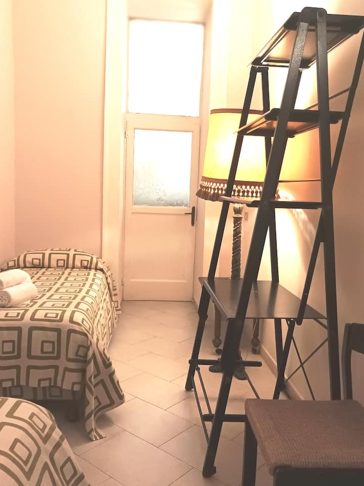La stanza è  arredata con due posti letto e ha un punto studio