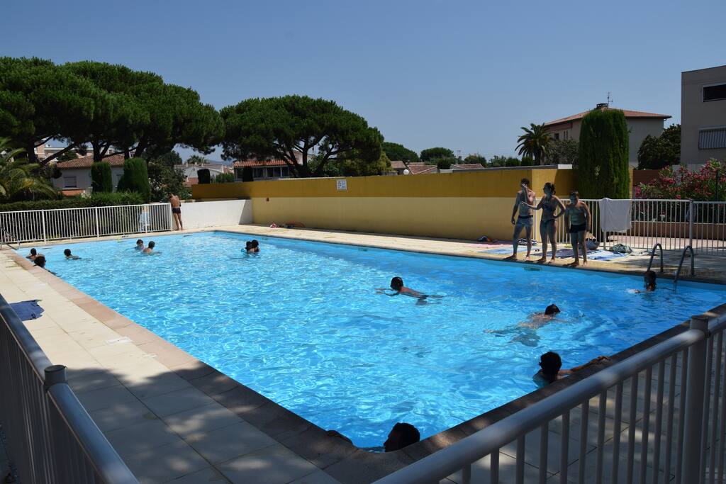 Piscine sécurisé dans la résidence idéale pour les familles.