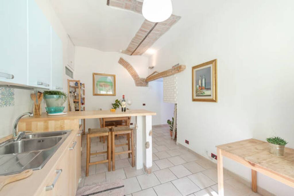 KITCHEN/LIVING ROOM