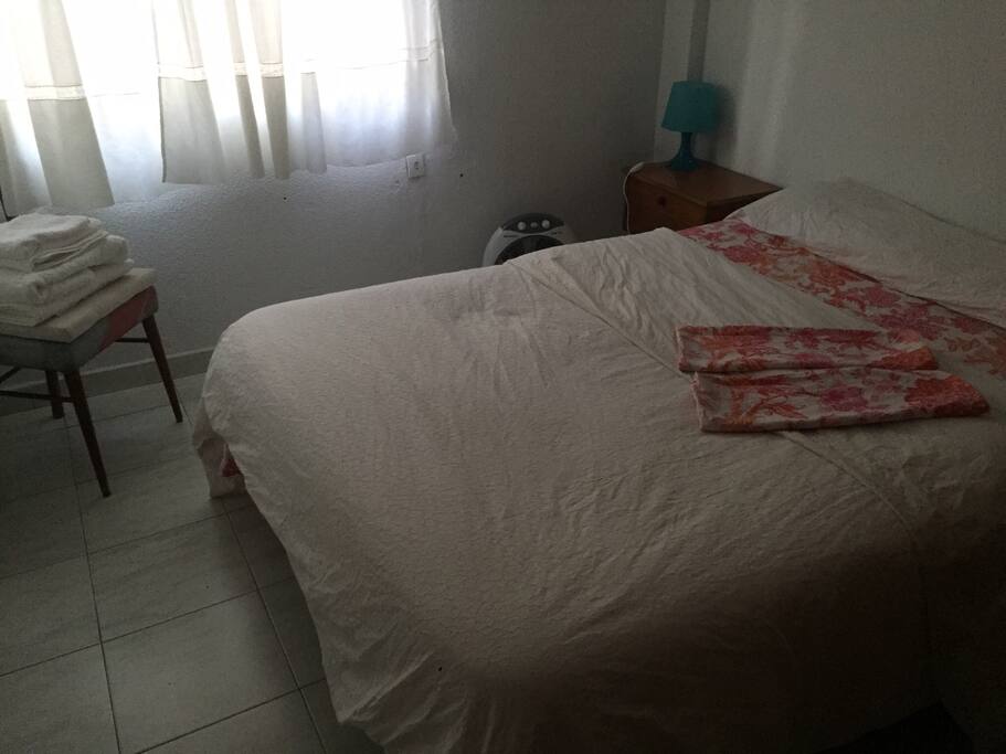 Habitación principale con un gran armuario apotrado