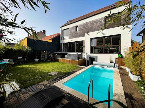 Architect-designed house with pool near Paris
