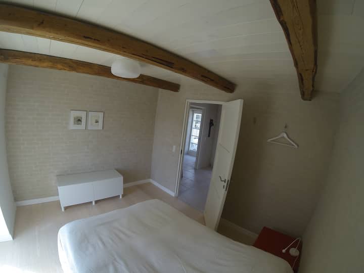 Tri rovnaké spálne + 1, ktorá je o niečo väčšia s vlastnou kúpeľňou