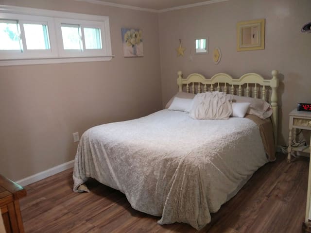 Quiet 1 bdrm house wash/dryer/futon