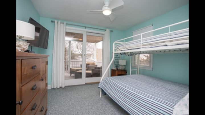 Ghorofa ya 1 Twin juu ya chumba cha kulala cha ghorofa kamili na ufikiaji wa ukumbi uliofunikwa