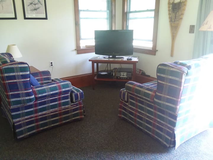 带有线电视和CD播放器的电视