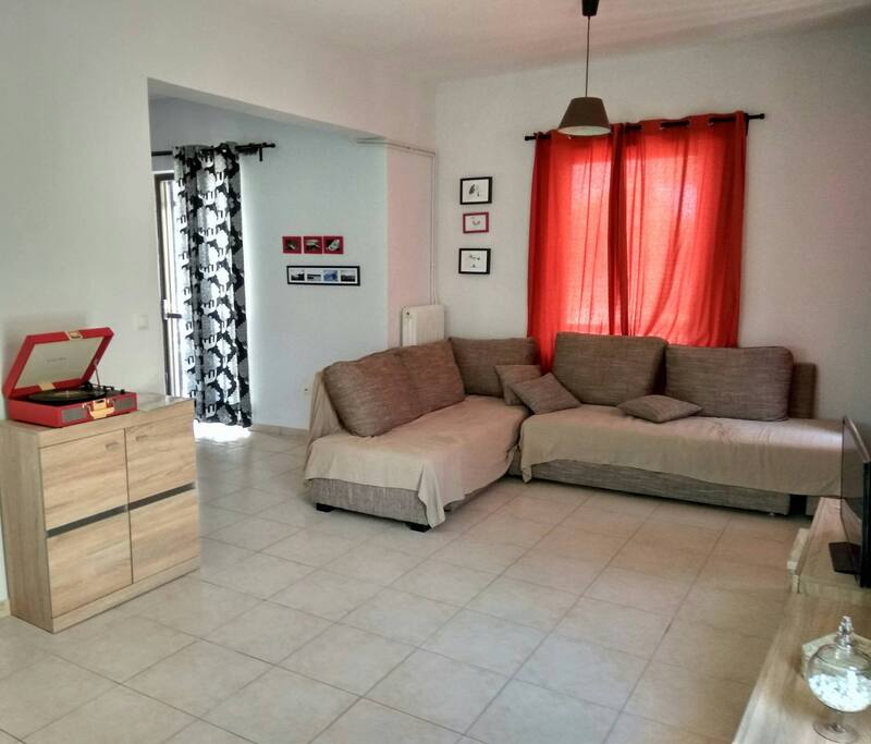living room with tv, cd player and vinyl record player