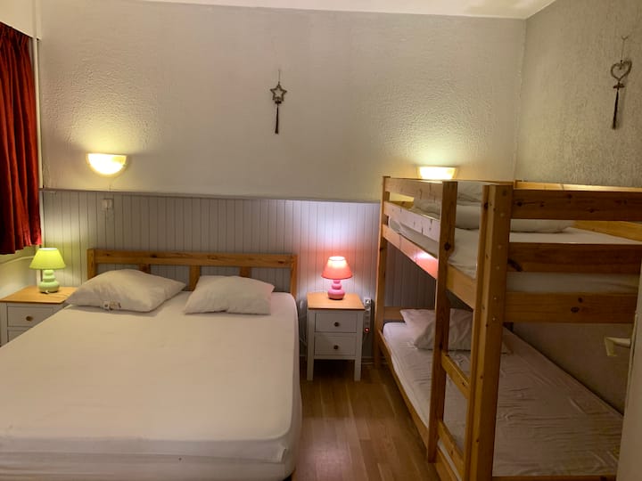 Dormitorio: 1 cama doble, 2 literas individuales. 1 armario.