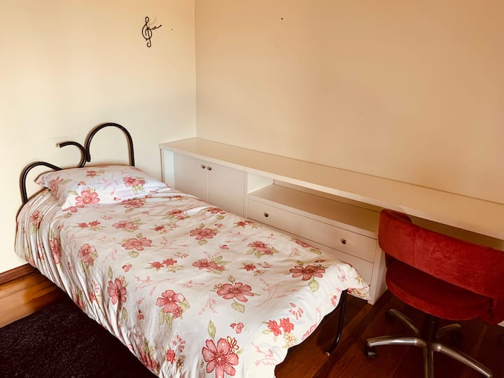 Single room, with a panoramic view, home office point and access to the shared bathroom with the triple bedroom.