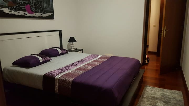 Habitación con cama de dos plazas.
