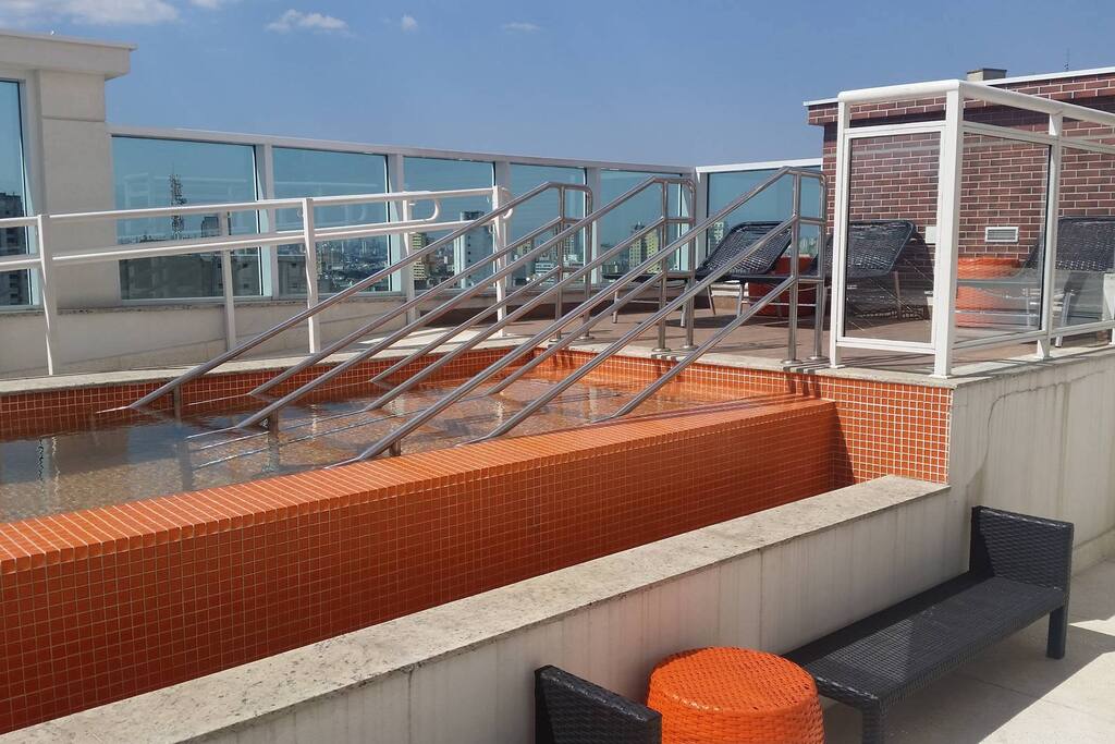 Areá piscina, ótimo para tomar sol vendo a cidade linda que é São Paulo.