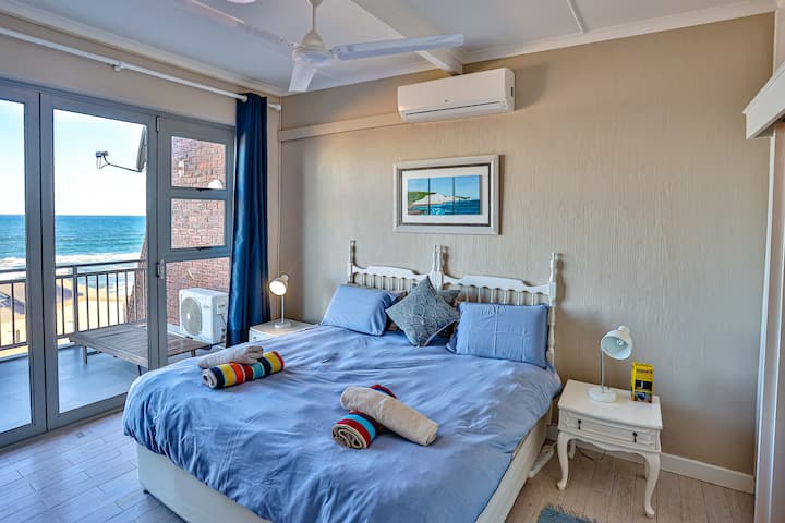 Dormitorio principal con aire acondicionado y cama king size.