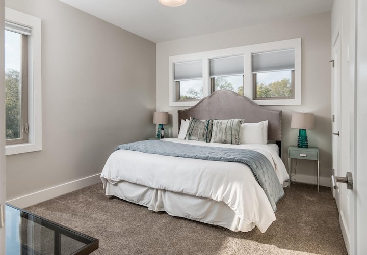 Étage supérieur, chambre 2 : chambre King avec salle de bain complète