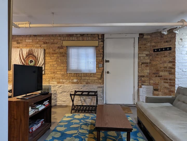 Adorable Private Edgewater Suite - Chicago, IL