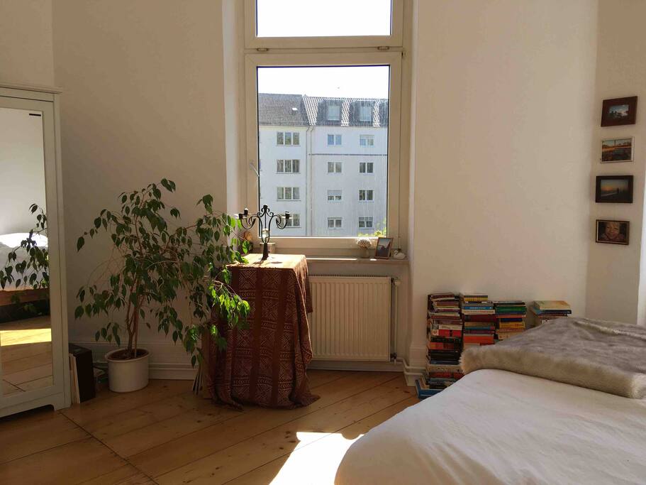 Die zwei Fenster lassen den ganzen Tag über Licht ins Zimmer.