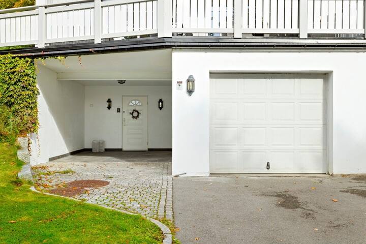 Fabulous Detached House, Family Favorite. gallery image 3