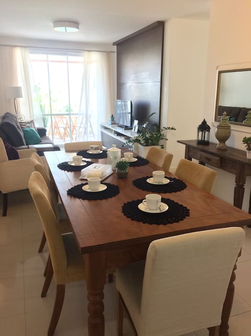 Mesa de jantar com seis cadeiras, excelente iluminação.