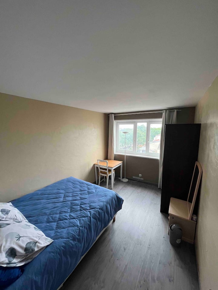 Втора спална соба со голем двоен кревет, гардероба и биро 