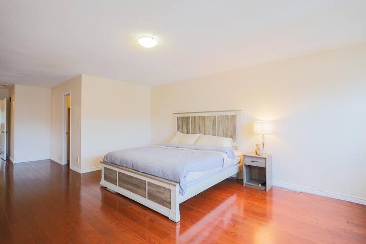 Fun home near Pacific Mall. Shopping & restaurants gallery image 2