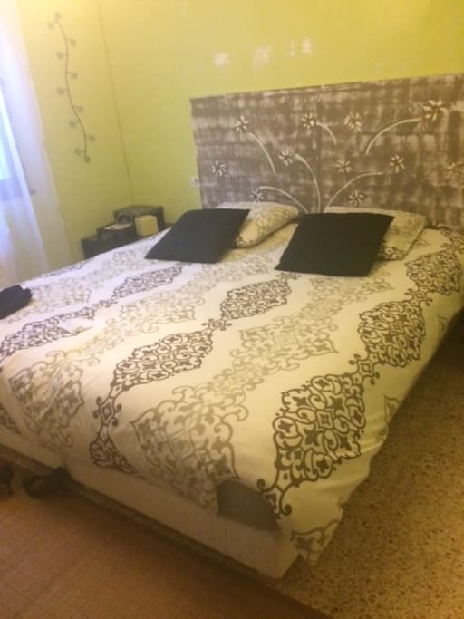 chambre au calme avec une grand lit en 180