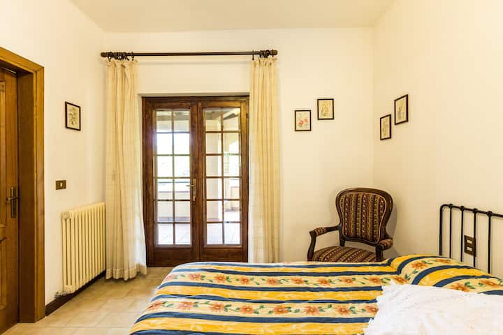 Izba s manželskou posteľou na prvom poschodí