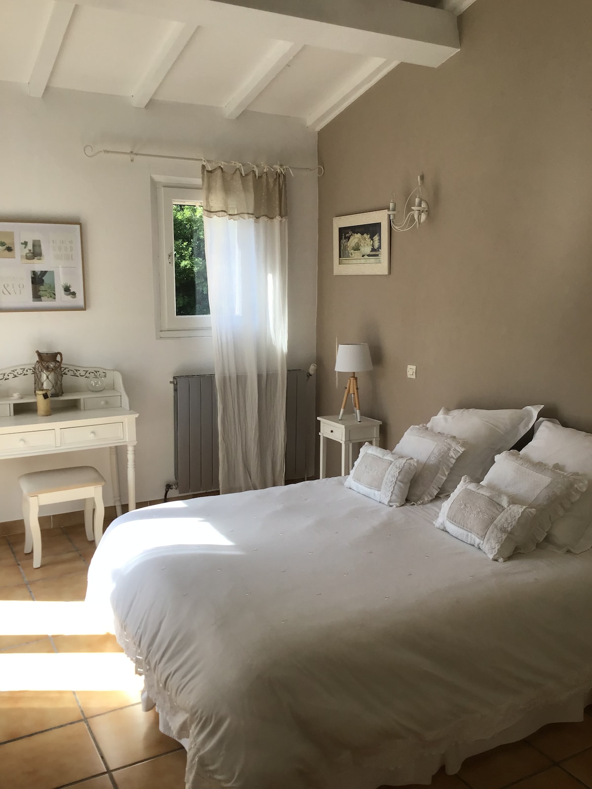 Spálňa s výhľadom na terasu s 180 cm posteľou. 