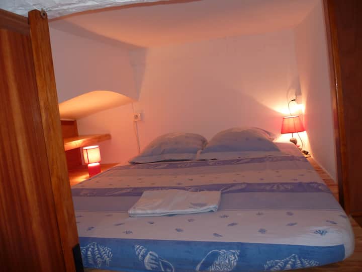 Мезанинот над бањата е опремен со двоен кревет со чаршафи, перници, навлаки за перници и јорганчиња.