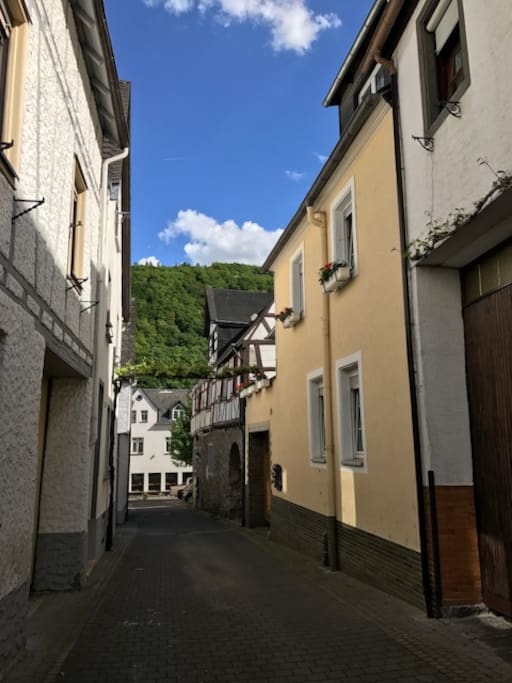 Die Fronstraße mitten im Ortskern von Winningen