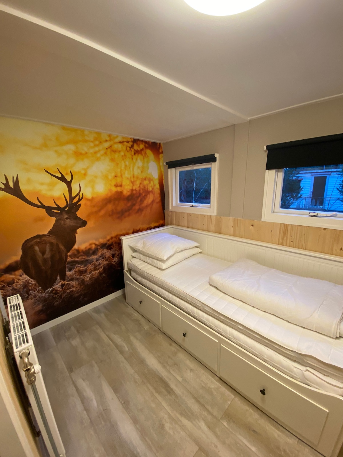 In the 2nd bedroom there is a sofa bed. This is easy to extend to a 2 person bed. Under the bed are 3 spacious deep drawers where you can store a lot of things. The room has plenty of light and is equipped with a radiator and clothing rack.