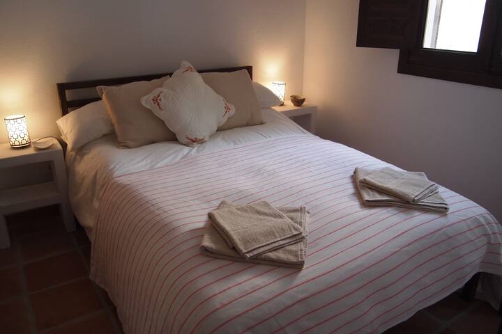 Втората двокреветна соба има доволно вграден простор за складирање