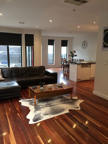 Modern townhouse in leafy quiet Coburg 7kms from city