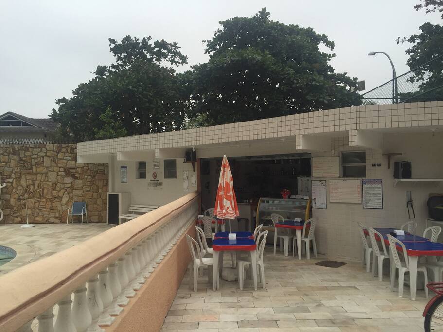 Restaurante ao lado da piscina