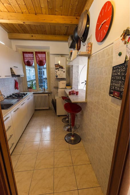 Tipica cucina all'italiana, adatta ad una famiglia o ad un gruppo di amici che vogliono godersi il calore torinese