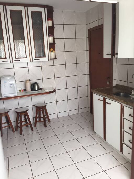 Ampla cozinha e área de serviços