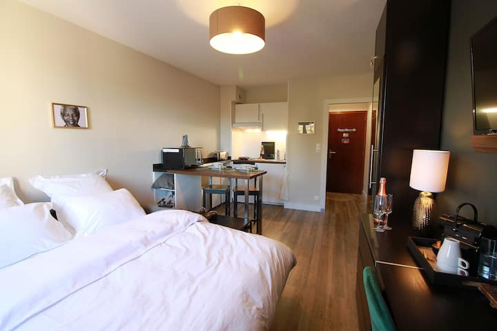 إنترنت ، تلفزيون بشاشة مسطحة ، ماكينة قهوة ، محمصة خبز ، غسالة ، كل شيء هناك!