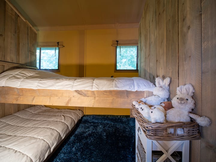 La chambre avec 2 grands lits simples, placée de l'autre côté de la rue.