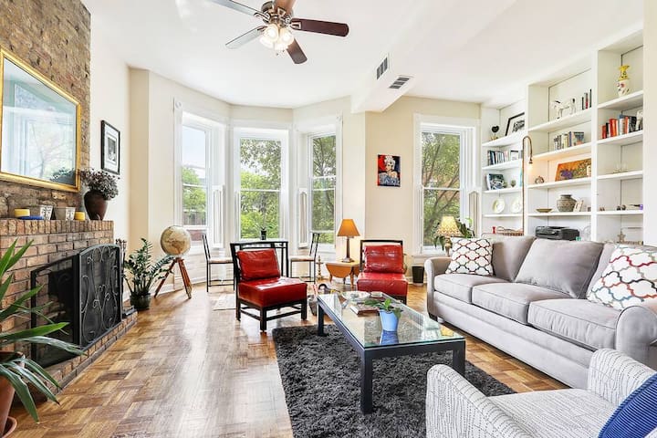 ❤︎ of Lincoln Park | 11ft Ceiling | 1,750ft² | W/D gallery image 5