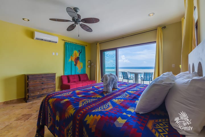 Tri apartmana na katu imaju pogled na ocean, balkon, privatnu kupaonicu