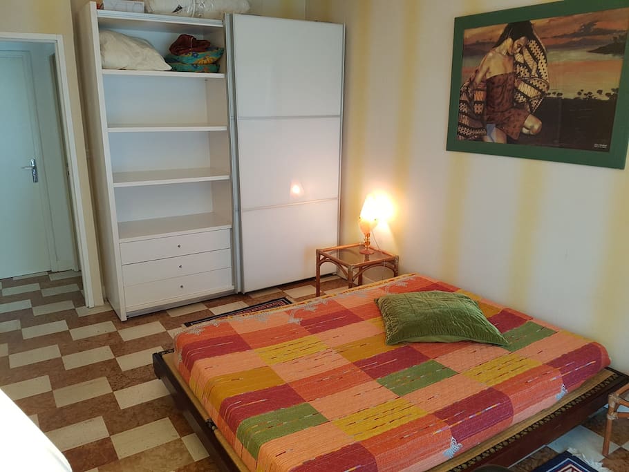 Chambre avec armoire
