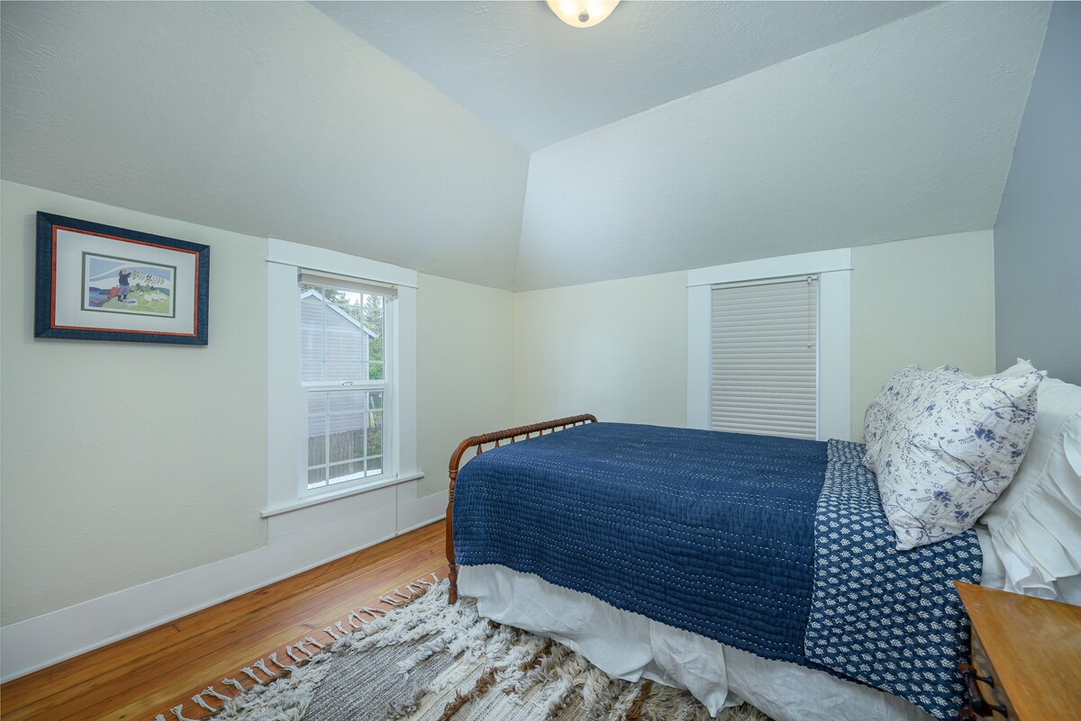 Легло на горния етаж №3 - пълно легло и антични мебели