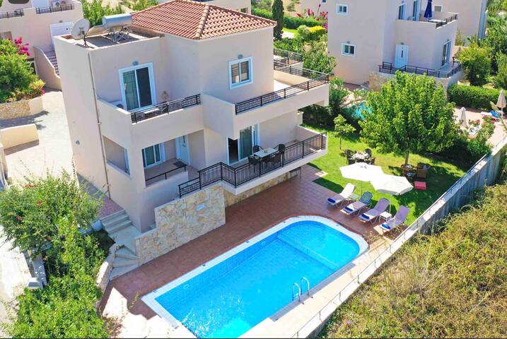 Selini villas with private pool(5 min from beach)