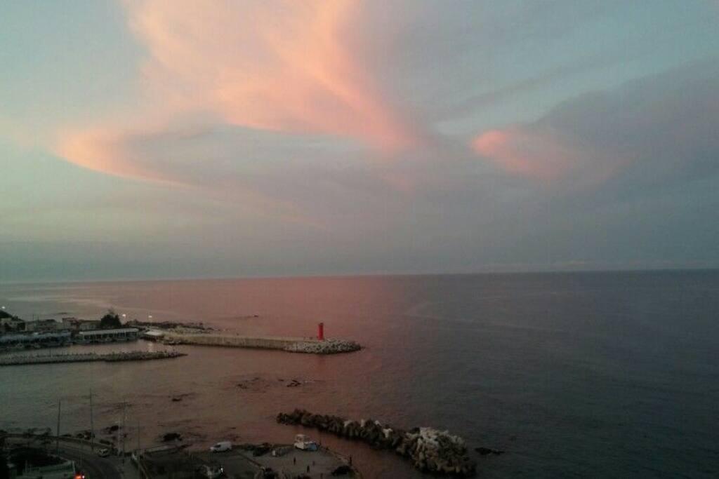실제 방에서 촬영한 바다전망
