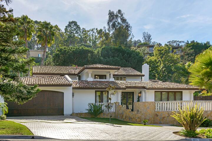 Beautiful Spanish Villa with Sparkling Pool gallery image 2