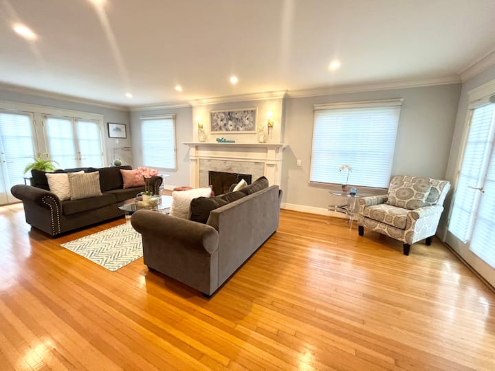 Ocean Boulevard Beachfront Home - Long Beach, CA