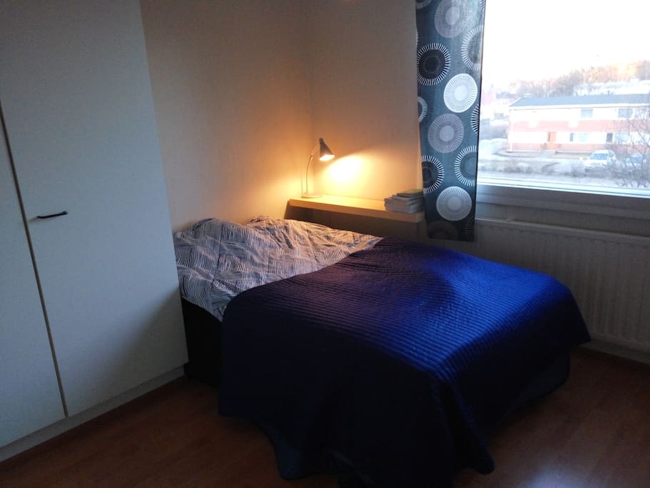 Bedroom with 120cm bed and place to work.