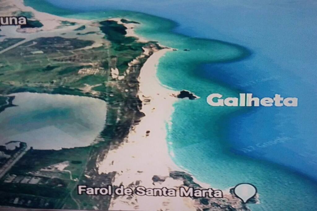 Várias praias, lagoas e rios no local. Entre Laguna e o Farol de Santa Marta.