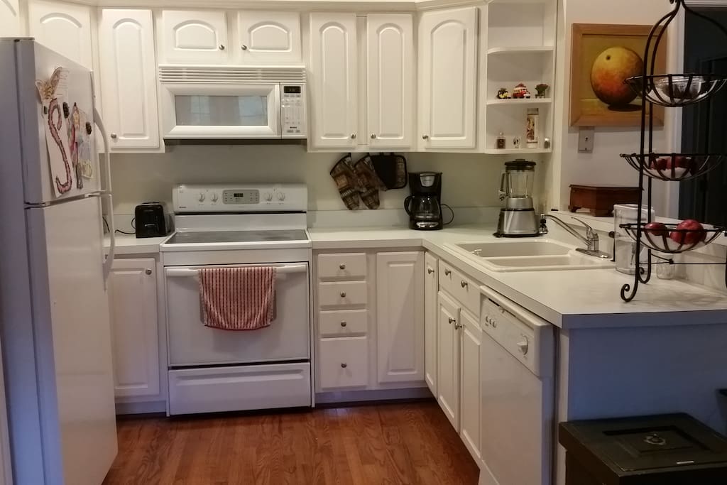 Fully-equipped kitchen including dishwasher.
