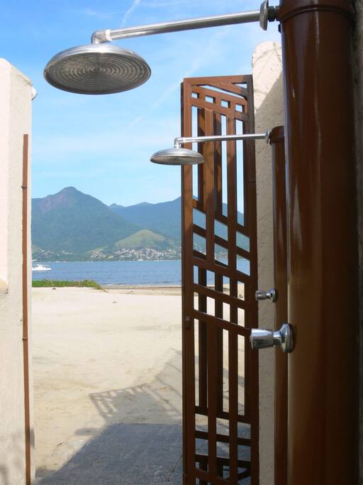 acesso a praia com chuveiros