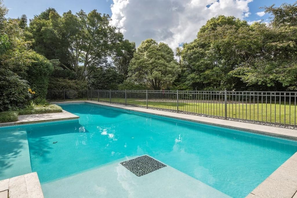 Pool (not heated)